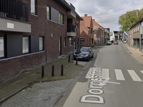 Een geparkeerde auto werd aangereden in de Dorpsstraat in Oudenburg.
