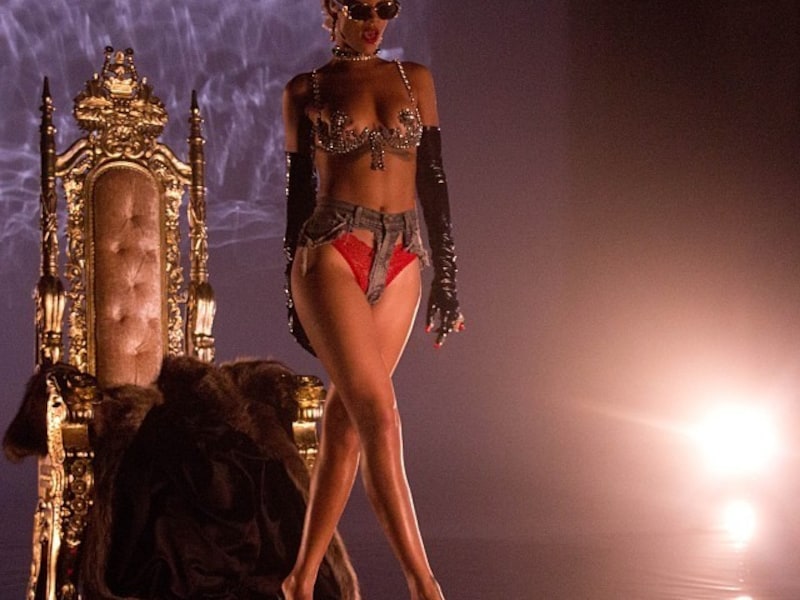 Rihanna postte gisteren nog enkele foto's uit de clip voor 'Pour It Up' op Twitter