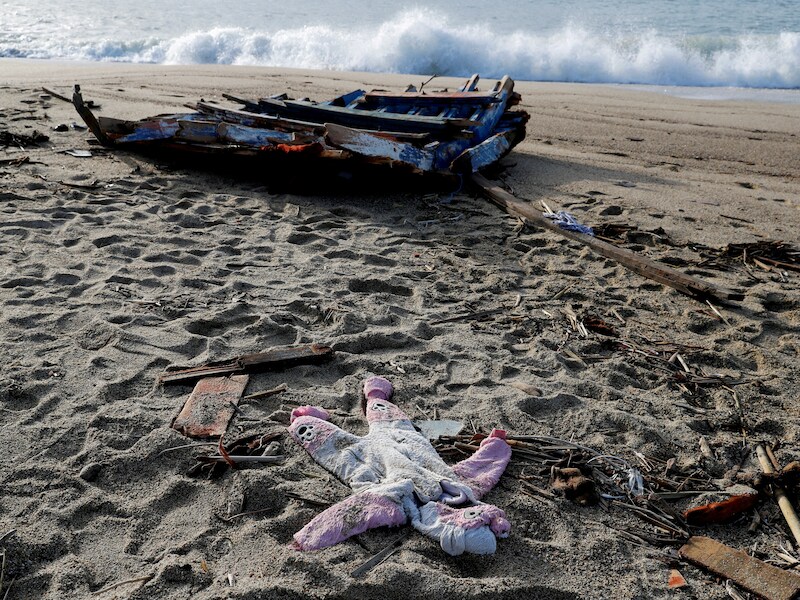 Twee weken na bootramp met migranten spoelen nog steeds doden aan op Italiaans strand