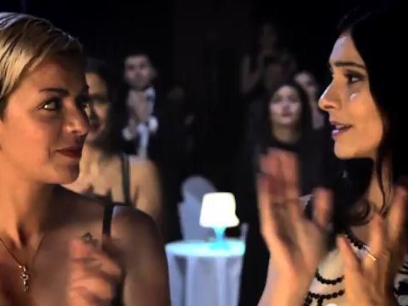 De twee geliefden kijken elkaar aan in de videoclip van Googoosh.