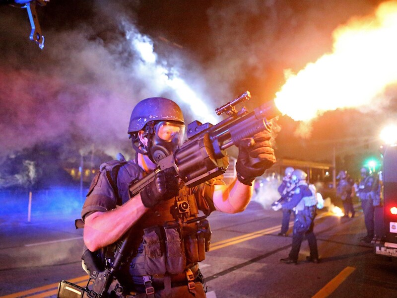De oproerpolitie vuurt traangas af op demonstranten in Ferguson.