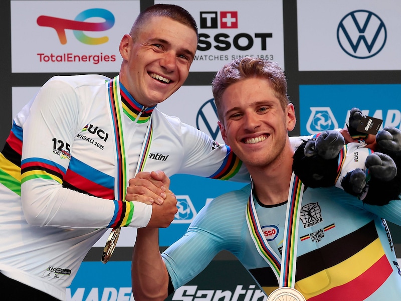 Hij wist zelfs niet eens hoe hij zijn bronzen medaille moest vasthouden: Ilan Van Wilder verrast ook zichzelf op WK tijdrijden