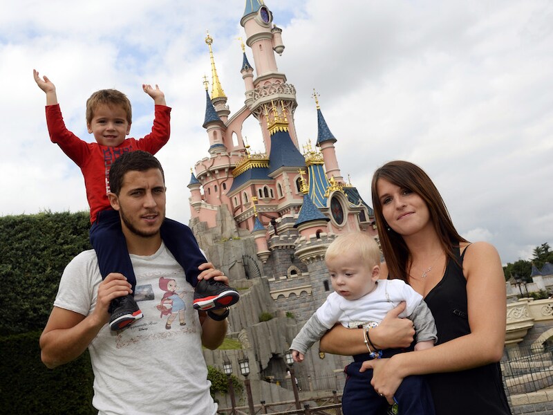 Eden, Natacha, Yanis (2,5 jaar) en Leo (6 maanden) in Disneyland Parijs.