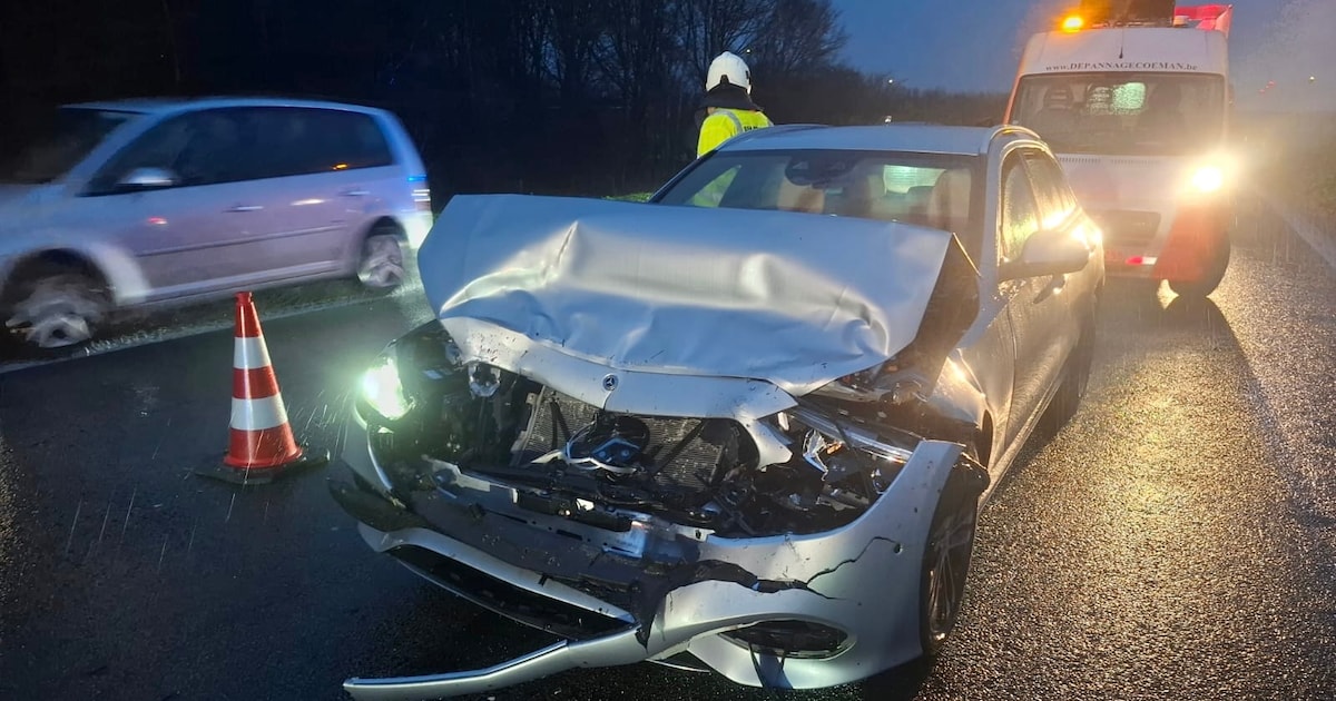 Tijdens de ochtendspits: kop-staart botsing met drie voertuigen op A19 in Wervik