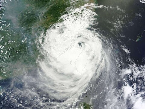 Tyfoon Soulik onderweg van Taiwan naar het Chinese vasteland op een afbeelding van de NASA.