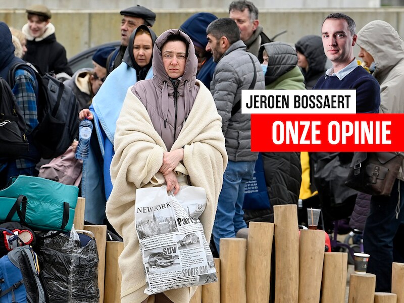 Oekraïense vluchtelingen staan aan de Heizel in de rij om zich te laten registreren.
