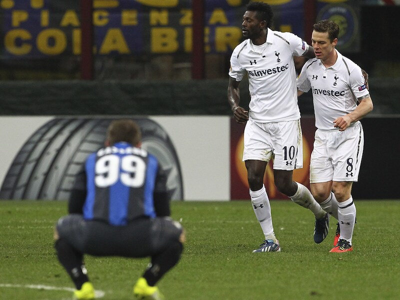 De geviseerde Adebayor scoorde het verlossende doelpunt voor Tottenham bij Inter