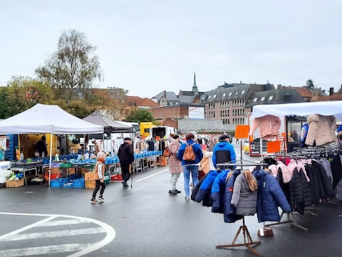 De wekelijkse markt in Ronse verplaatst door Zotte Zomer van de Grote Markt naar parking Portois.