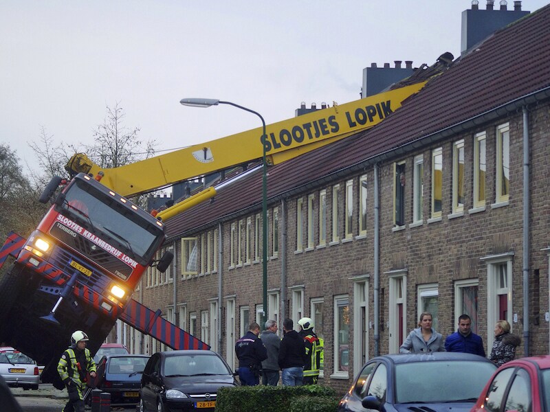Tot tweemaal toe ging de bewuste kraan door het dak van de buren.