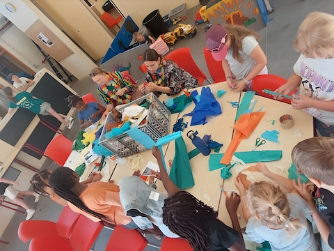 Op Speelplein 't Hemelrijk knutselden kinderen massaal papieren bloemen om aandacht te vragen voor de meer dan 1.500 kinderen die vandaag wachten op een pleeggezin.