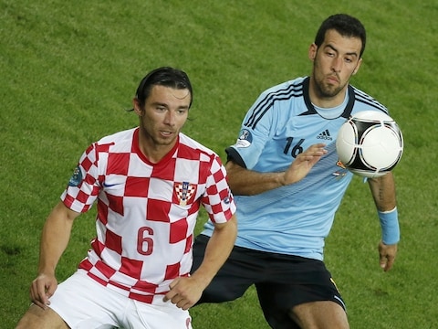 Danijel Pranjic (links) in actie met Kroatië tegen Spanje.