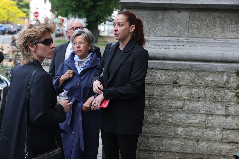 Ook Ingeborg Sergeant en Lotte Vanwezemael zijn vandaag aanwezig op de uitvaartplechtigheid van Hans Otten.