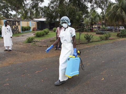 Een verpleegster in Liberia.
