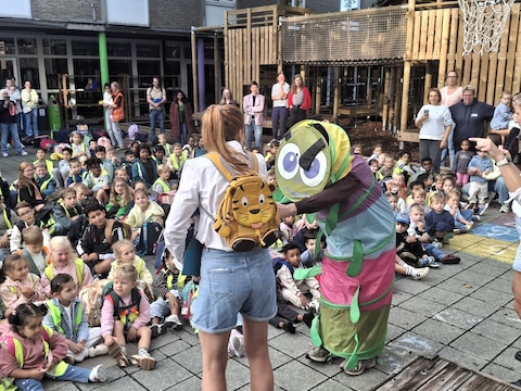 Rudy de rups, samen met Rani en Rosie op de speelplaats van O.L.V. van Vlaanderen.