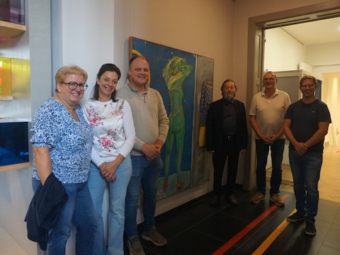 De kunstenaar samen met de burgemeester en enkele leden van het schepencollege bij de opening van de tentoonstelling. 