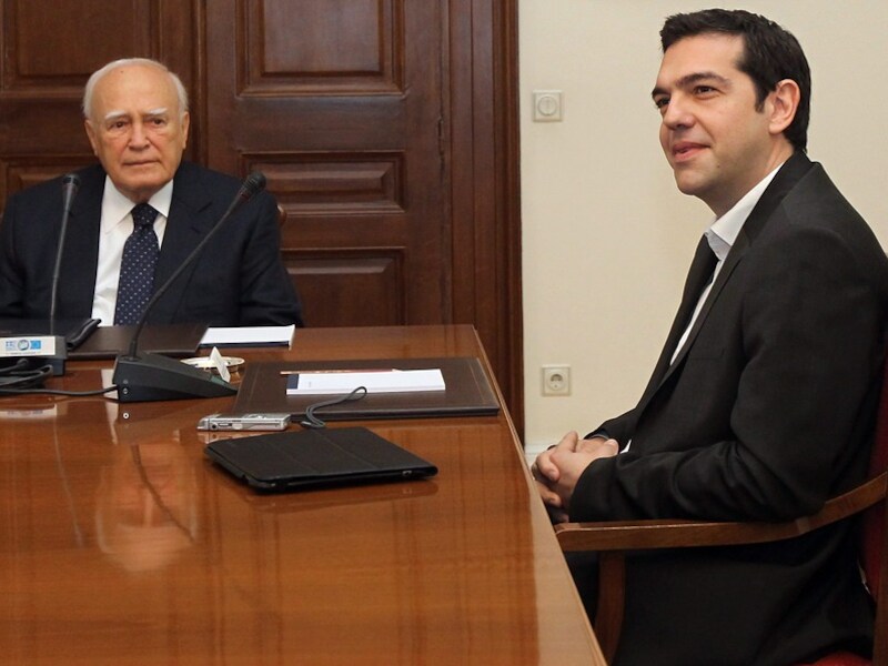 Syriza-leider Alexis Tsipras (R.) aan tafel bij president Karolos Papoulias.