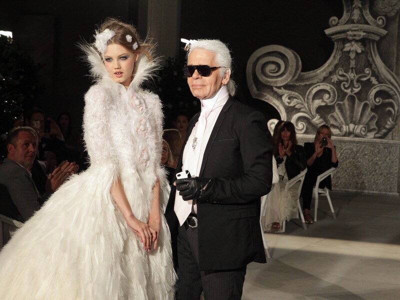 Karl Lagerfeld met een van de creaties voor Chanel.