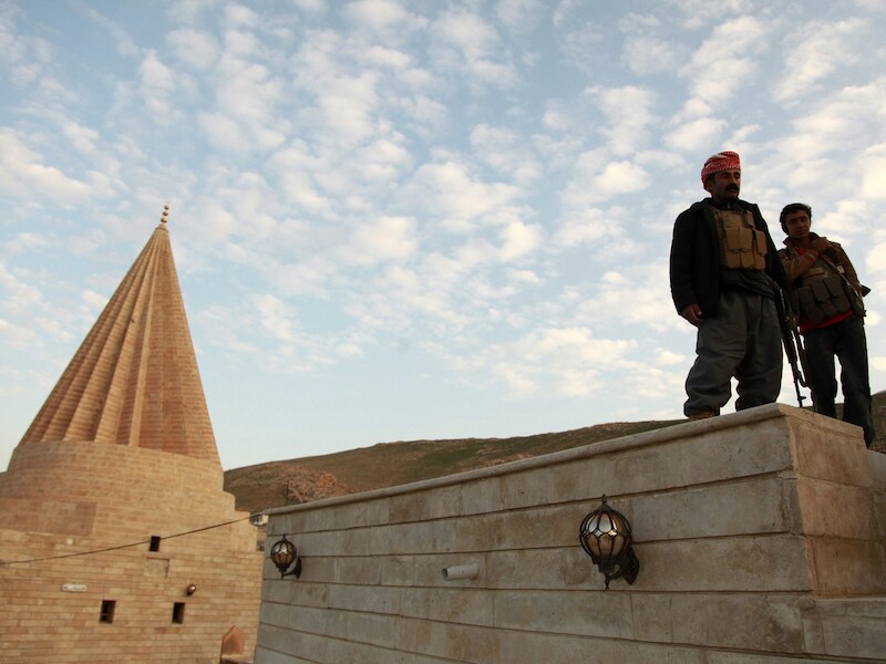 Jezidi-soldaten bewaken een tempel op de Sinjarberg.