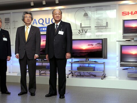 De Japanse eerste minister Junichiro Koizumi samen met Haruo Tsuji en voormalig topman Katsuhiko Machida.