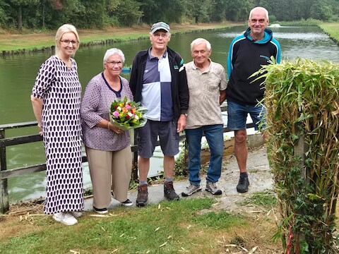 De kampioenen werden nadien gelauwerd door gemeenteraadsvoorzitter Maurice Van Hemelen en schepen van Senioren Kelly Verboven.