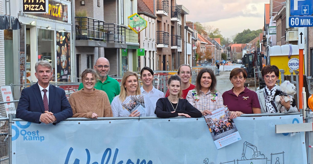 Handelaars Stationsstraat slaan handen in elkaar tijdens wegenwerken ...