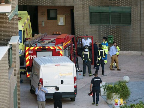 Een medisch team en de brandweer aan het huis van de Spaanse verpleegster met ebola.