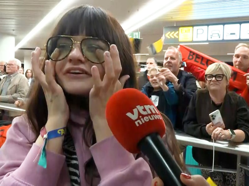 Emotionele thuiskomst op luchthaven: Essyla valt familie in de armen en reageert op resultaat in finale