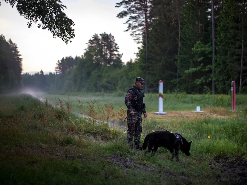 Archiefbeeld 10 juni 2021: een agent van de Litouwse grenswacht aan de grens met het buurland Wit-Rusland. Vanaf nu zal ook het leger aan de grens worden ingezet. 