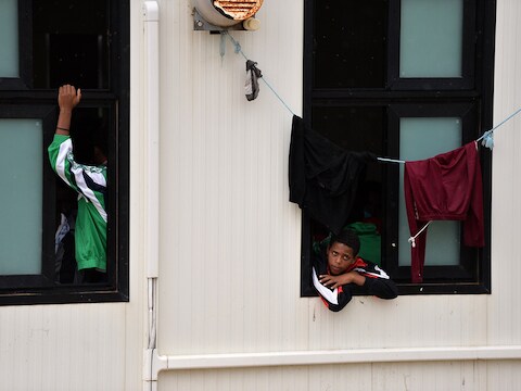 Asielzoekers in een tijdelijk opvangcentrum op Lampedusa.