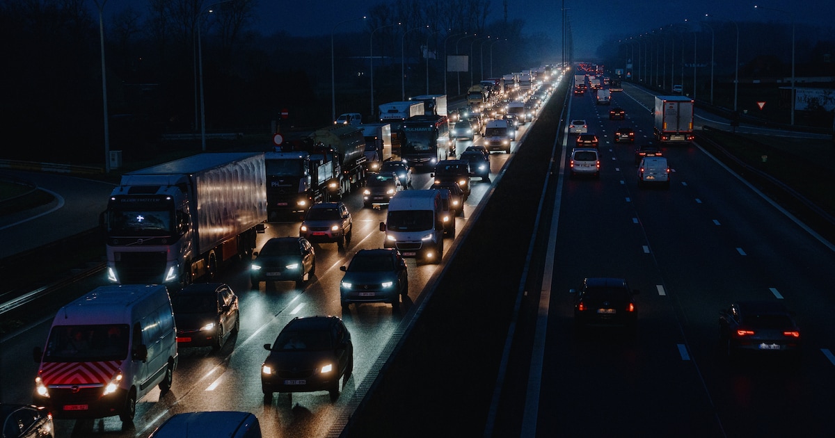 Halfuur file op E313 richting Antwerpen door ongeval ter hoogte van Lummen: twee rijstroken versperd