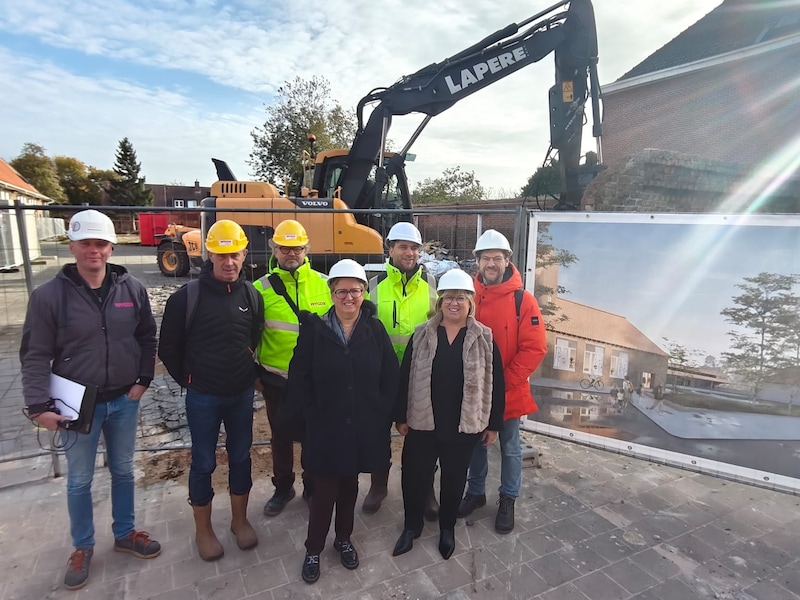 Vlnr: Pieter De Durpel (Wycor), Marc Notermans (Wycor), Frederik De Buck (Wycor), Marleen Soete (schepen Langemark-Poelkapelle),Ann Margodt (VBS De Ooievaar), 
Roland Piffet (Lezze Architecten i.s.m. BACK Architecten),  Bart Dorchain (vzw Onze-Lieve-Vrouw),  Ontbreekt op foto: Thijs Supply (schepen Langemark-Poelkapelle). 
