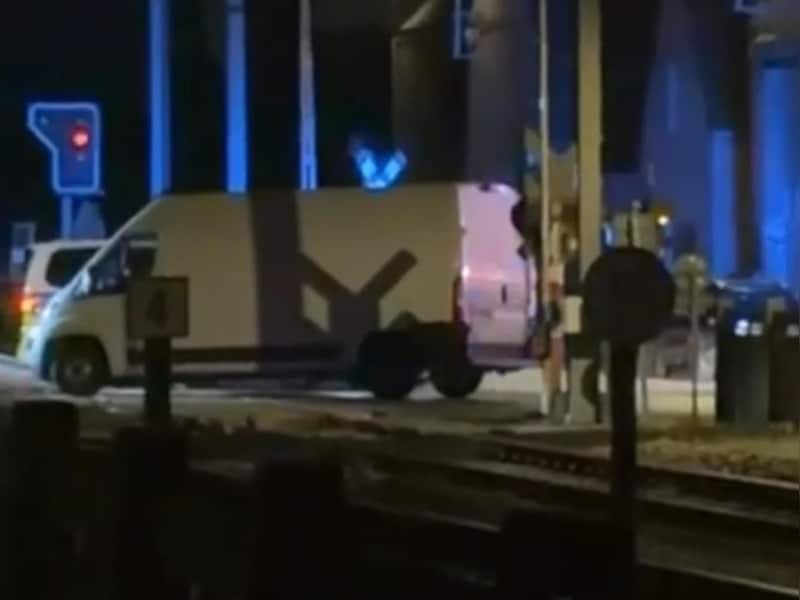 De bestuurder van een bestelwagen vluchtte weg na een ongeval, maar kwam met zijn bestelwagen vast te zitten op een spoorwegovergang in Wevelgem.