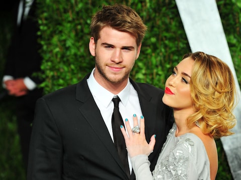 Zangeres Miley Cyrus en haar ex Liam Hemsworth in gelukkigere tijden.