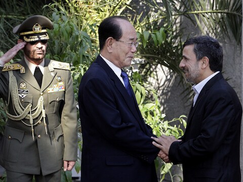 De Iraanse president Mahmoud Ahmadinejad schudt handjes met het protocollaire staatshoofd van Noord-Korea Kim Yong-nam.