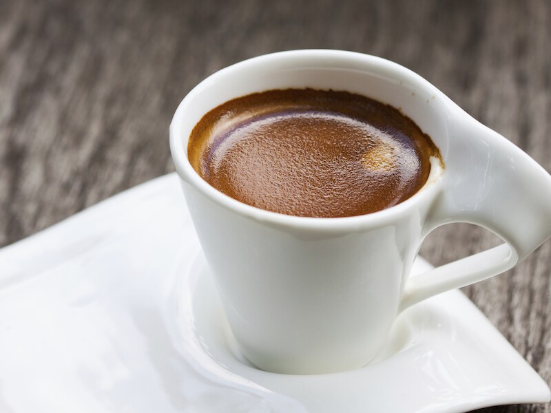 Nu en dan een kop koffie drinken, zou het risico op Alzheimer verkleinen.