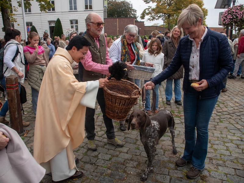ARCHIEF. Ruim honderd paarden en dieren gezegend tijdens Sint-Hubertusviering in Munte. 