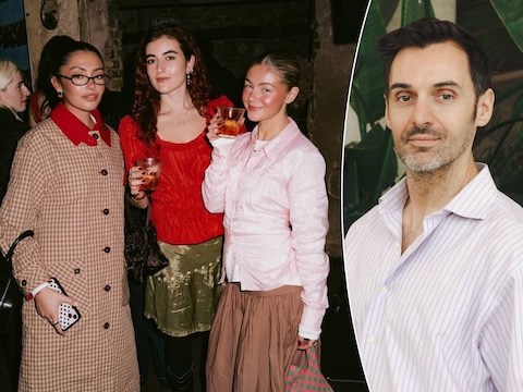Drie vrouwen gekleed in Damson Madder. Rechts: mode-expert David Devriendt.