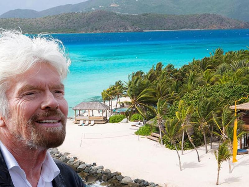 Richard Branson en op de achtergrond zijn prachtige Necker Island voor orkaan Irma.