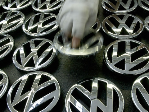 Een reeks Volkswagen-logo's in de fabriek van Volkswagen in Wolfsburg.