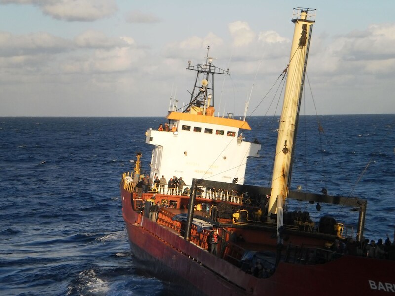 Aan boord van vrachtschip Baris zitten 700 vluchtelingen, vooral uit Afghanistan en Syrië.