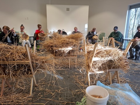 Bijenkorfvlechten brengt oude kennis over het landschap en de seizoenen samen met traditionele technieken.