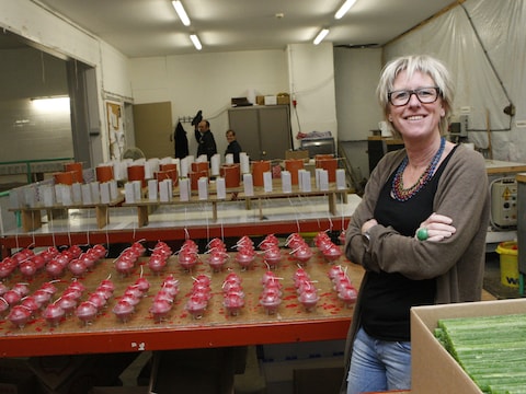 Monique De Dobbeleer tijdens haar periode als directeur van sociaal tewerkstellingsinitiatief De Vlaspit in Scherpenheuvel-Zichem, waar ze onder meer het kaarsenatelier mee uitbouwde.