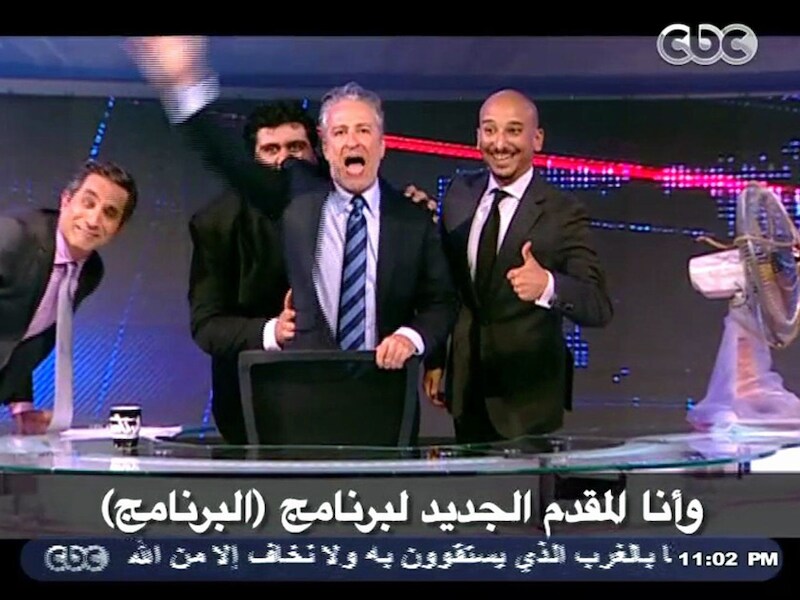 Jon Stewart (midden) vrijdag op de Egyptische tv.
