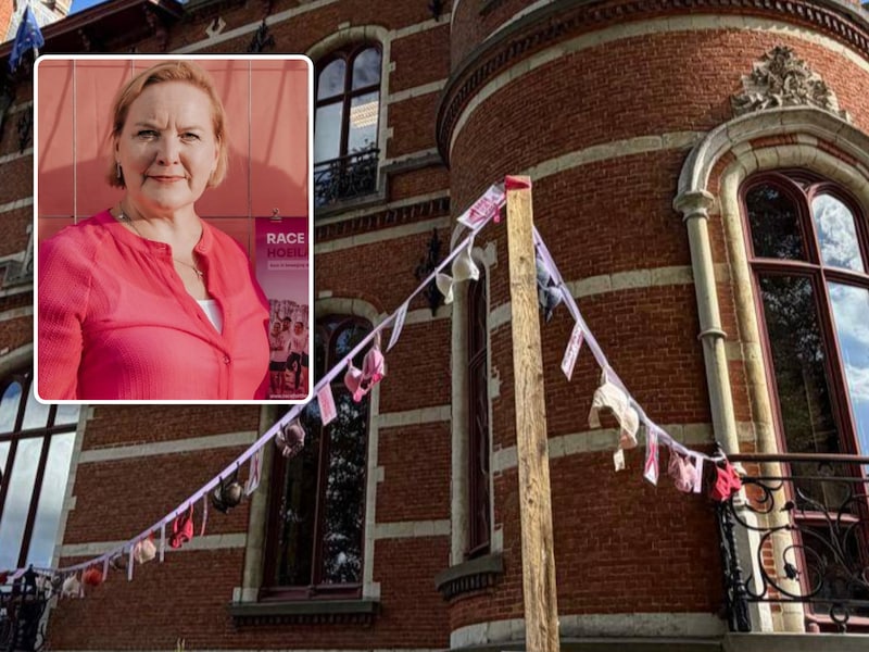 Aan het gemeentehuis in Hoeilaart hing tot zondag een slinger met bh’s als promotie van de Race for the Cure. Organisatrice Kristel Tielemans (inzet) begrijpt niet waarom iemand zoiets doet.