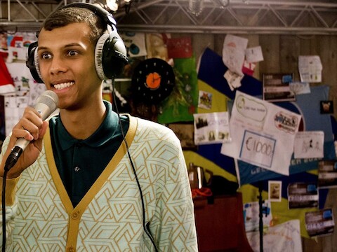 Stromae op bezoek bij het glazen huis van 'Serious Request' in Nederland.