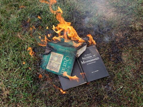 In de omgeving van Nashville staken twee evangelische geestelijken twee korans in brand.