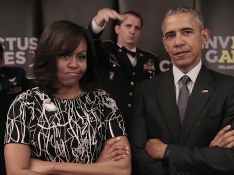 Barack en Michelle Obama dagen samen met hun bektrekkende militairen de Britten uit voor de 'Invictous Games'.