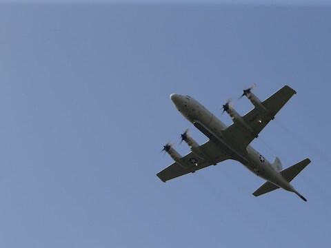 Een toestel van de Amerikaanse Navy stijgt op vanop de luchthaven van Incirlik, in de buurt van de Zuid-Turkse stad Adana.