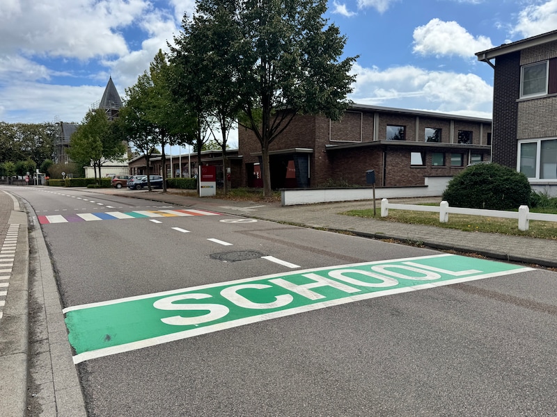 De Kiekeboes in Zoersel begint schooljaar met veiligere straat: “Zelf vragende partij voor groene banners en seponeren parkeerstroken”