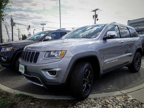 Yelchin reed met een soortgelijke 2015 Jeep Grand Cherokee.